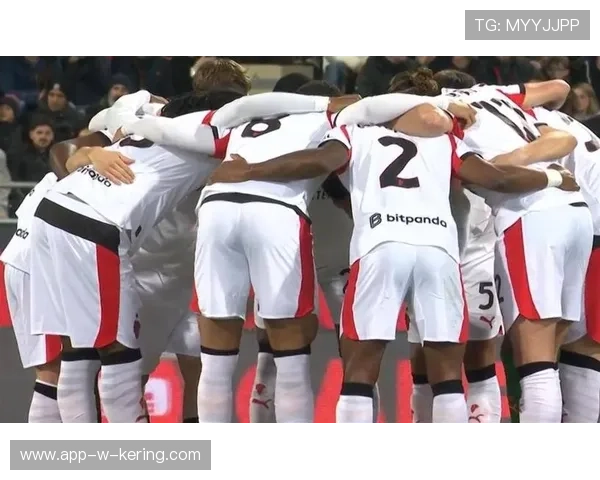 AC米兰肋部渗透表现出色，莱奥射门被门柱拒绝