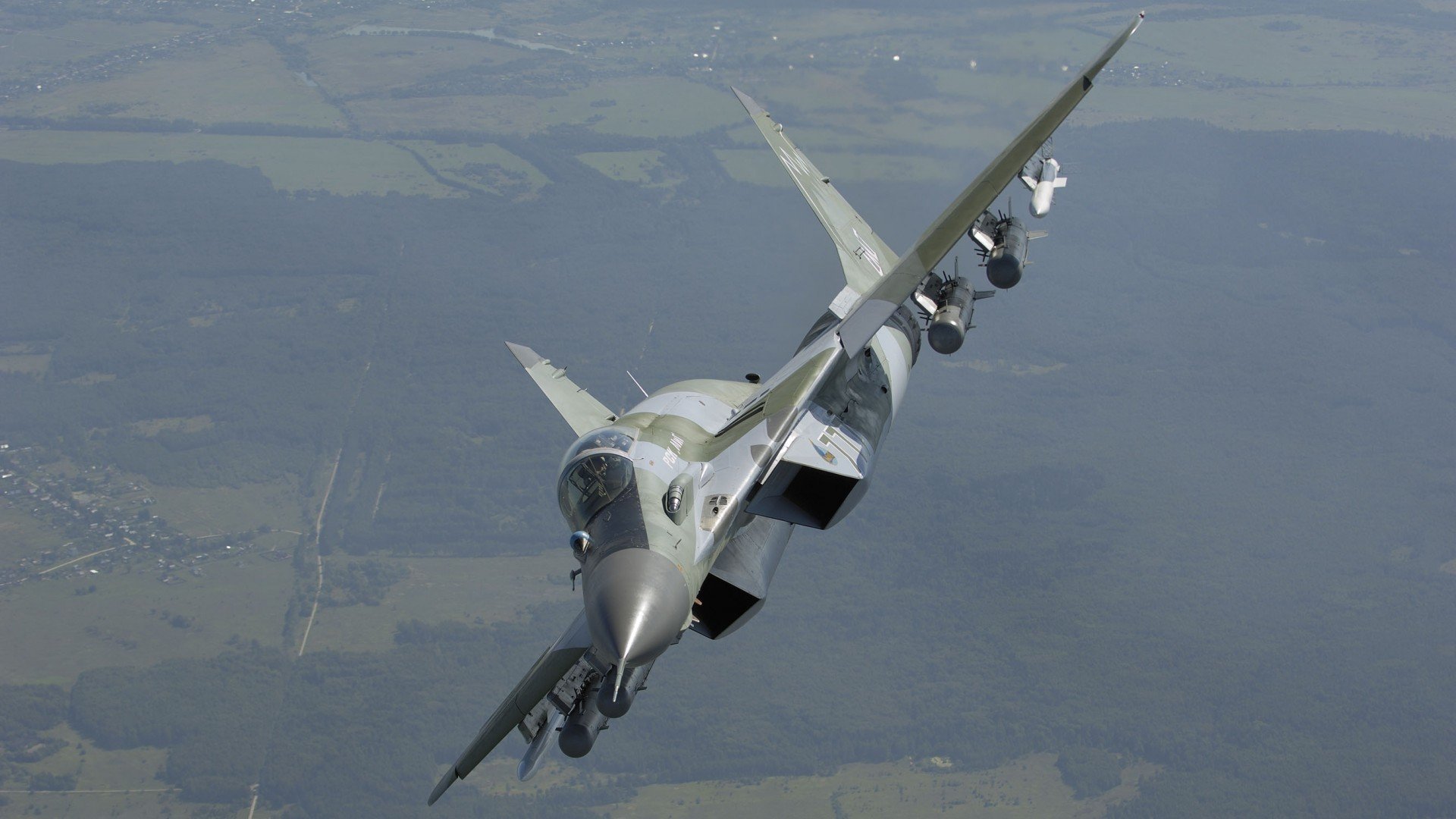 “健力运动：高新体育中心赛场见证力量与毅力的极限较量”