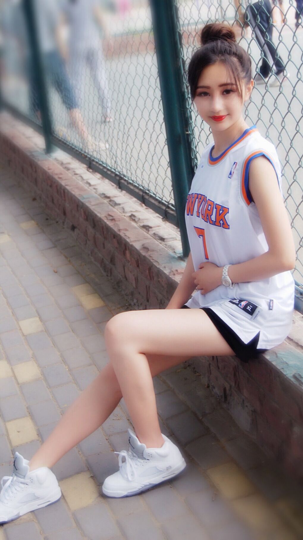 气候突变干扰场地状态裁判频繁暂停比赛确保安全，气候突变事件